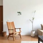 kursi kayu di ruang tamu